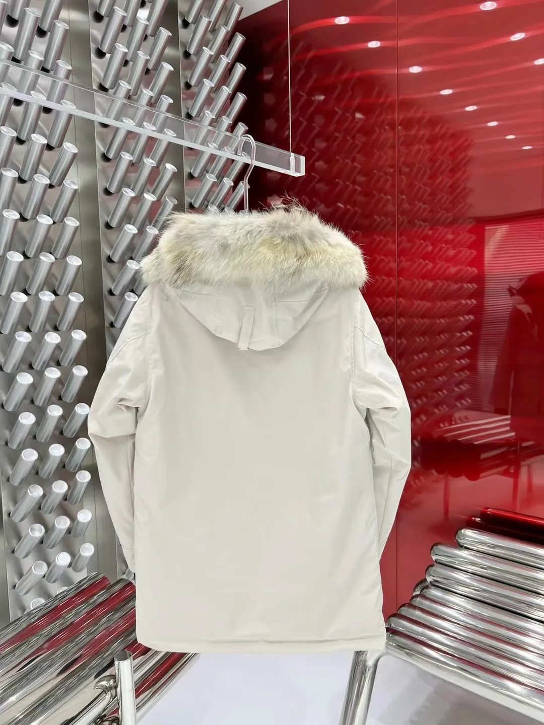 P900 top version) 𝘾𝘼𝙉𝘼𝘿𝘼 𝙂𝙊𝙊𝙎𝙀Big Goose 13# Size: S-XXL Color: White Gray Navy Black The design of Big Goose 13 is simple and elegant, a little longer than the 2008 model, more suitable for men and suitable for business people. This down jacket is popular for its simple design, which is not only practical but also has a certain sense of fashion. In terms of applicability, the Daye 13 model provides good thermal insulation performance. Its thermal insulation coefficient is level 5, which can provide enough warmth and is suitable for wearing in cold environments. In addition, the Daye 13 model also has a high cost performance. Compared with other models, it provides a better balance between price and performance, making it more competitive in the market.